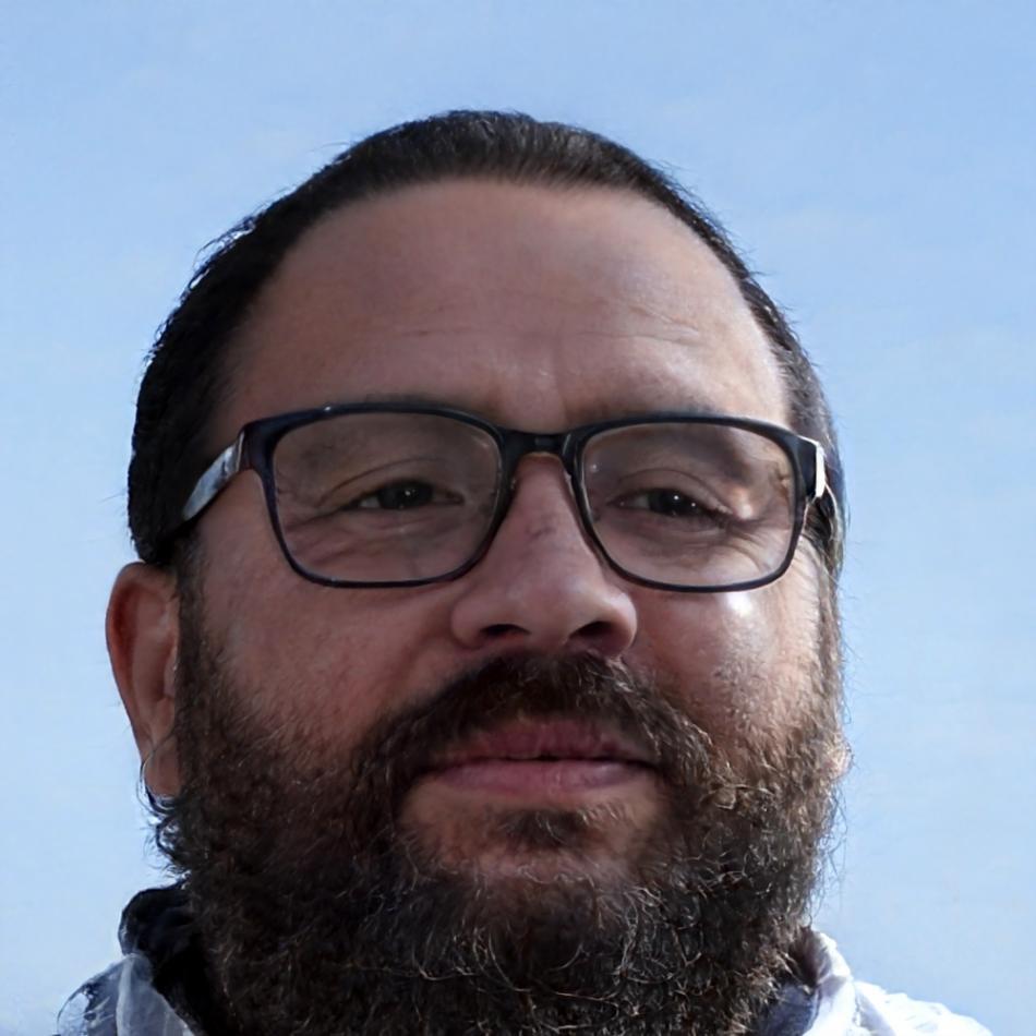 Retrato profesional de Aurelio Mendoza